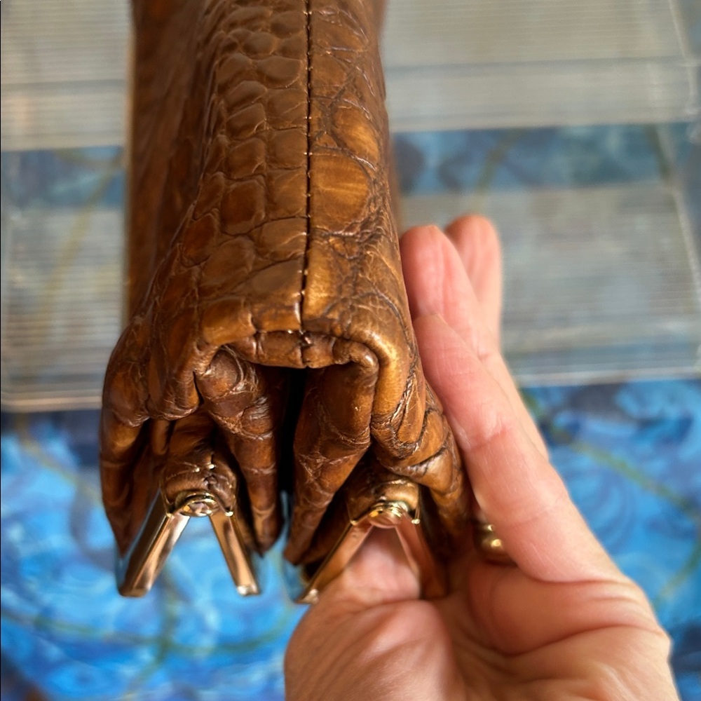 G.I.L.I. Brown Crocodile-Embossed leather Clutch - Picture 14 of 15